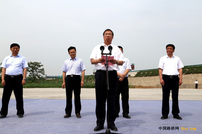 圖為中國(guó)鐵建總裁莊尚標(biāo)在合銅、吳華高速公路項(xiàng)目開(kāi)工儀式發(fā)表重要講話
